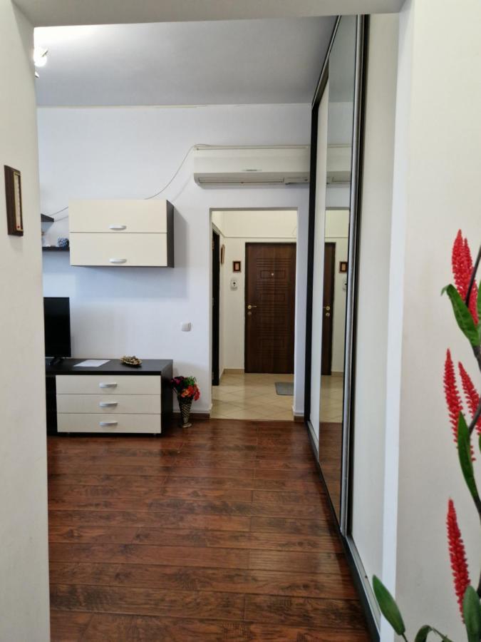 Charming Apartment With Private Terrace Bucureşti Ngoại thất bức ảnh